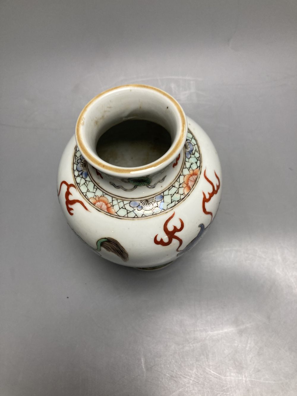 A Chinese famille verte vase, decorated with dragons, height 20cm